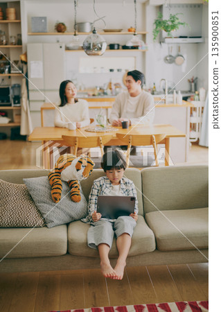 兒童和家長正在看平板電腦 兒童和家長正在看平板電腦 135900851