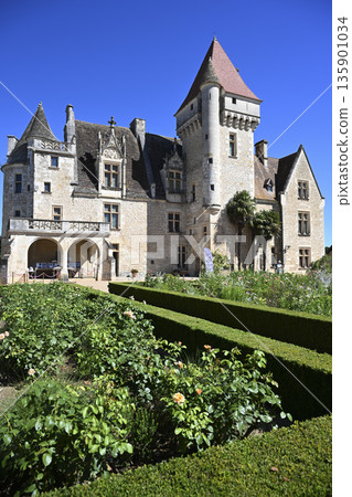 The Chateau des Milandes, a manor house in the commune of Castelnaud-la-Chapelle The Chateau des Milandes, a manor house in the commune of Castelnaud-la-Chapelle 135901034