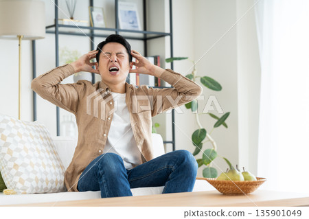 客廳裡一位中年男子憂心忡忡 135901049