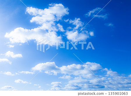 陽光柔和,藍天白雲,構成了一幅簡潔的風景畫。 陽光柔和,藍天白雲,構成了一幅簡潔的風景畫。 135901063