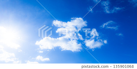 陽光柔和，藍天白雲，構成了一幅簡潔的風景畫。 135901068