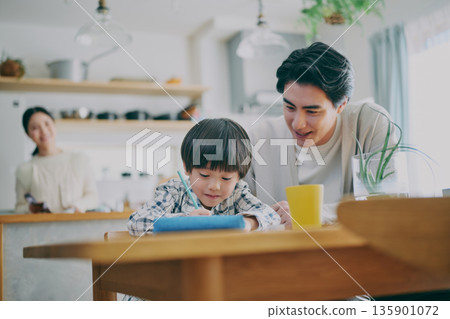 孩子在學習，家長在觀看 135901072