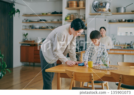 孩子在學習，家長在觀看 135901073