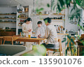 孩子在學習，家長在觀看 135901076