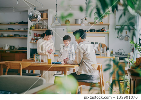 孩子在學習,家長在觀看 孩子在學習,家長在觀看 135901076