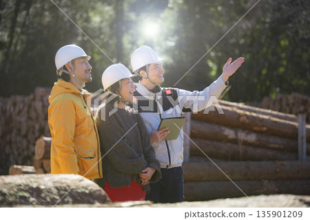 客戶正在檢查用於建造定制房屋的木材和建築材料。我們將指導客戶完成房屋建造的整個過程，從選擇建築材料開始。 135901209