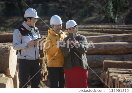 Clients inspecting the timber and building materials used to build custom-built homes, and the idea of building their own home from building materials. Clients inspecting the timber and building materials used to build custom-built homes, and the idea of building their own home from building materials. 135901213