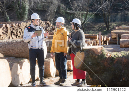 Clients inspecting the timber and building materials used to build custom-built homes, and the idea of building their own home from building materials. Clients inspecting the timber and building materials used to build custom-built homes, and the idea of building their own home from building materials. 135901222