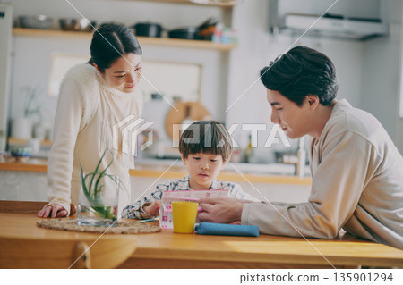 孩子在學習，家長在觀看 135901294