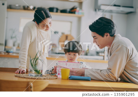 孩子在學習，家長在觀看 135901295