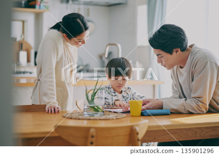 孩子在學習,家長在觀看 孩子在學習,家長在觀看 135901296