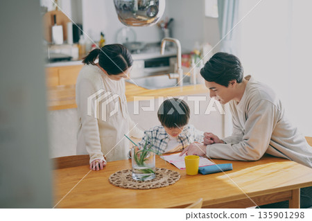 孩子在學習，家長在觀看 135901298