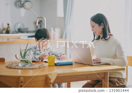 兒童在家學習，家長在家工作 135901444