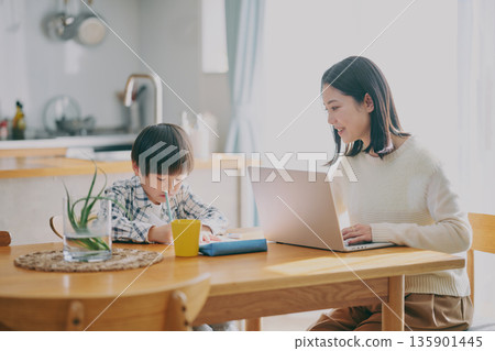 兒童在家學習，家長在家工作 135901445