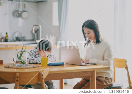 兒童在家學習，家長在家工作 135901446