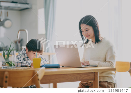 兒童在家學習,家長在家工作 兒童在家學習,家長在家工作 135901447
