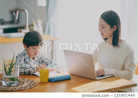 兒童在家學習，家長在家工作 135901449