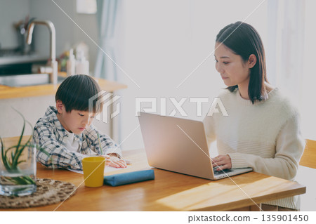 兒童在家學習,家長在家工作 兒童在家學習,家長在家工作 135901450