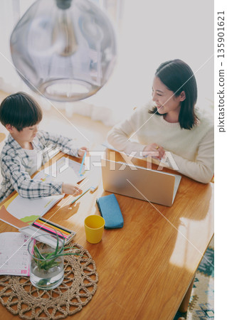 兒童在家學習，家長在家工作 135901621