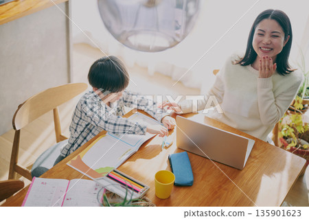 兒童在家學習，家長在家工作 135901623