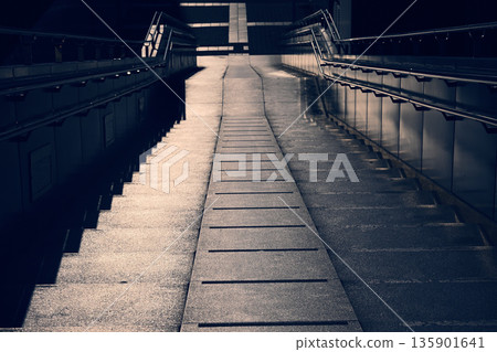 陽光灑在人行橋的階梯上 135901641