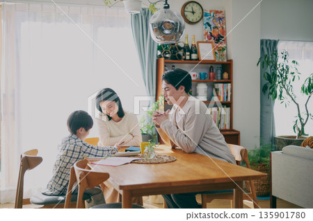 家庭聚會在餐廳舉行 135901780