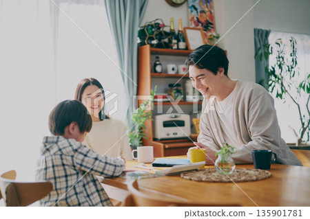 家庭聚會在餐廳舉行 家庭聚會在餐廳舉行 135901781
