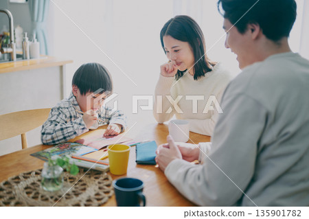 家庭聚會在餐廳舉行 135901782