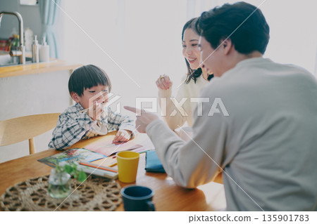 家庭聚會在餐廳舉行 135901783