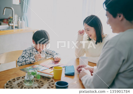 家庭聚會在餐廳舉行 家庭聚會在餐廳舉行 135901784