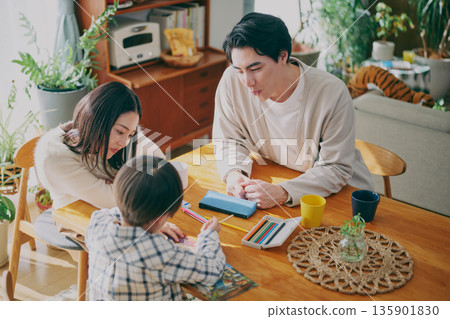 家庭聚會在餐廳舉行 家庭聚會在餐廳舉行 135901830