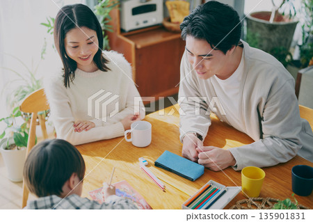 家庭聚會在餐廳舉行 家庭聚會在餐廳舉行 135901831