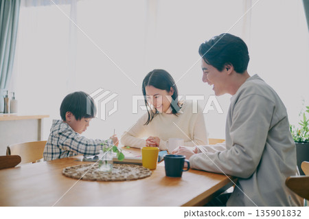 家庭聚會在餐廳舉行 135901832