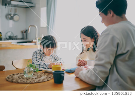 家庭聚會在餐廳舉行 135901833
