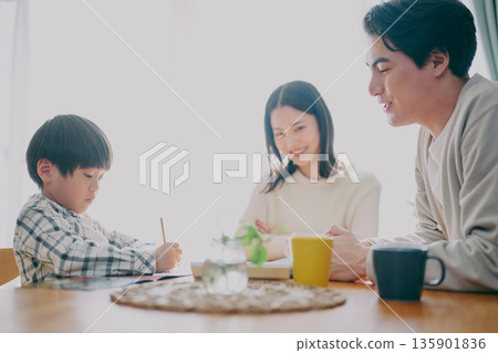 家庭聚會在餐廳舉行 135901836