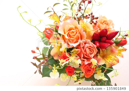 秋季橙色玫瑰花束圖片 秋季橙色玫瑰花束圖片 135901849