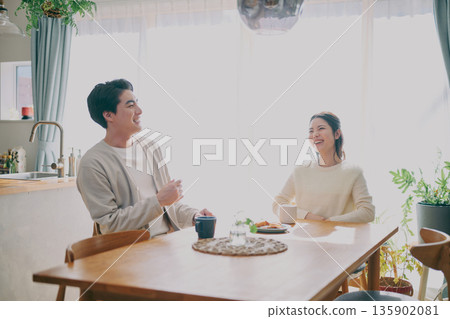 一對夫婦在餐廳放鬆 135902081