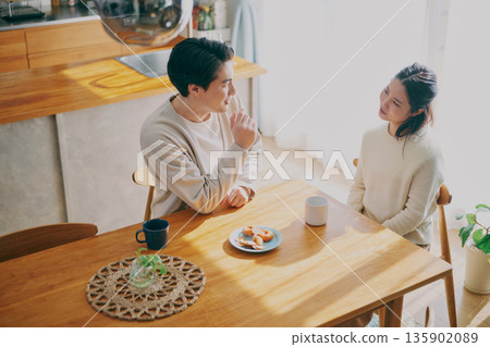 一對夫婦在餐廳放鬆 135902089