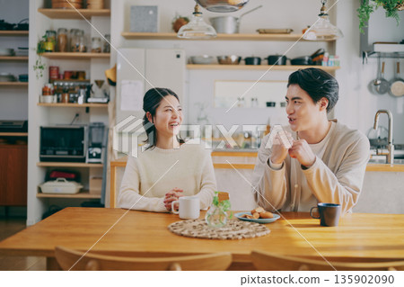 一對夫婦在餐廳放鬆 135902090