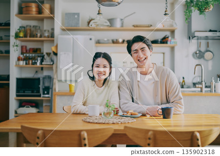 一對夫婦在餐廳放鬆 一對夫婦在餐廳放鬆 135902318