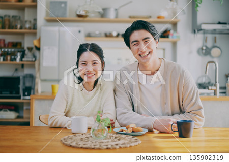 一對夫婦在餐廳放鬆 一對夫婦在餐廳放鬆 135902319
