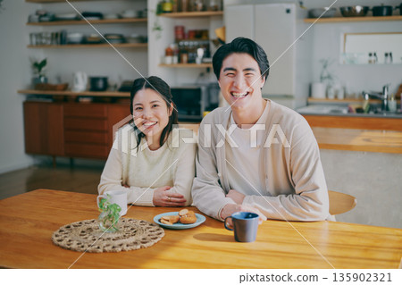 一對夫婦在餐廳放鬆 135902321