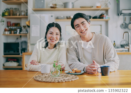 一對夫婦在餐廳放鬆 135902322