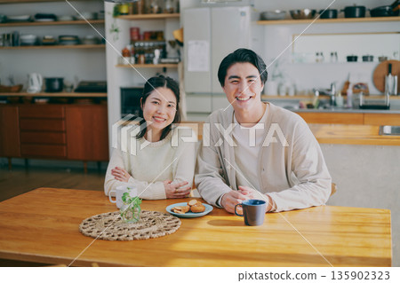 一對夫婦在餐廳放鬆 一對夫婦在餐廳放鬆 135902323
