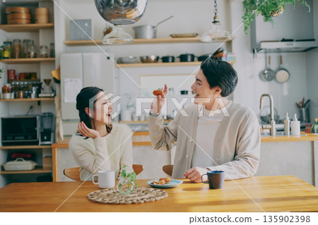 一對夫婦在餐廳放鬆 135902398