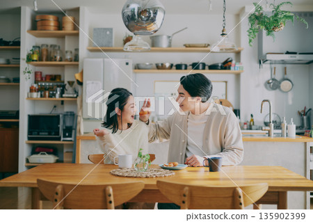 一對夫婦在餐廳放鬆 135902399