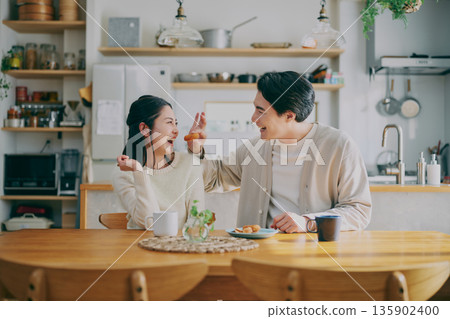 一對夫婦在餐廳放鬆 一對夫婦在餐廳放鬆 135902400