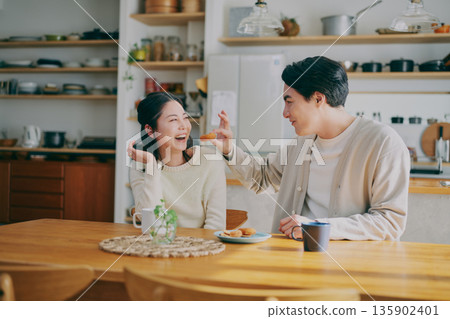 一對夫婦在餐廳放鬆 一對夫婦在餐廳放鬆 135902401