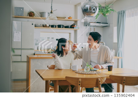 一對夫婦在餐廳放鬆 135902404