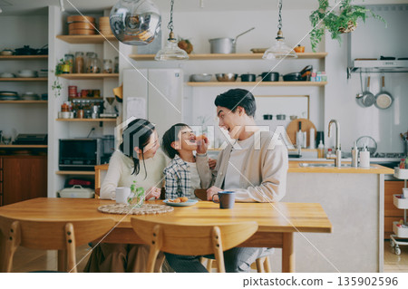 一家人在餐廳放鬆 135902596